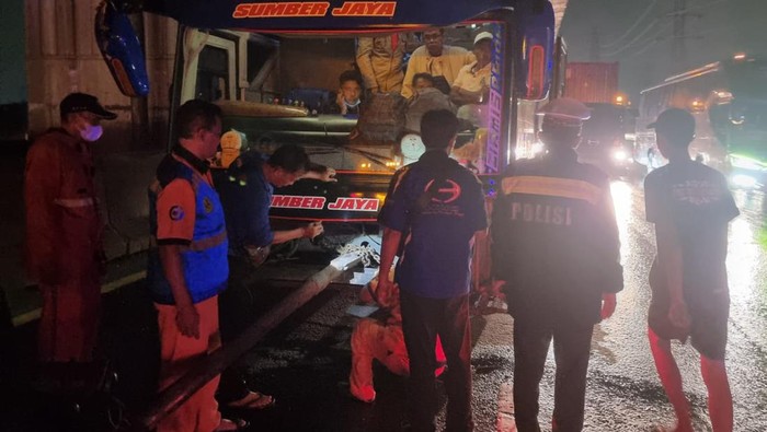 Evakuasi kecelakaan di Tol Japek