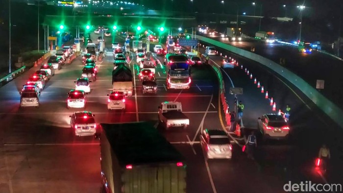 Volume kendaraan yang keluar dari Exit tol gerbang Cileunyi menunjukan peningkatan yang signifikan. Sebanyak 30 ribu kendaraan melintas dengan mayoritas kendaraan pribadi.