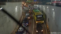 Pantauan detikJabar di lokasi, terlihat terjadi penumpukan kendaraan setelah pintu keluar tol Cileunyi. Puluhan kendaraan tersebut mengarah dengan tujuan Selatan Jawa Barat.