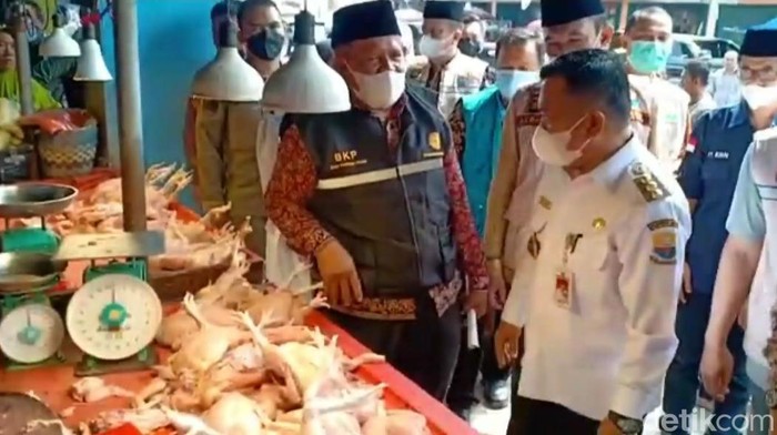 Foto: Gubernur Jambi saat lakukan pengecekan sembako