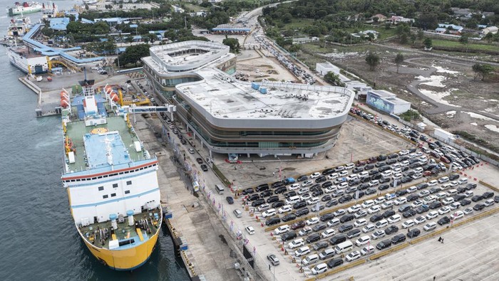 Pemudik antre menunggu giliran untuk naik ke atas KMP Port Link III di Dermaga Eksekutif, Pelabuhan Bakauheni, Lampung Selatan, Lampung, Rabu (28/4/2022). Memasuki H-4 Hari Raya Idul Fitri 1443 H pelabuhan Bakauheni, Lampung mulai dipadati pemudik yang akan menyebrang ke pulau Jawa maupun ke pulau Sumatera dan diperkirakan puncaknya pada H-3 Lebaran. ANTARA FOTO/Nova Wahyudi/tom.