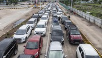Sejumlah kendaraan pemudik antre untuk naik ke atas KMP Port Link III di Dermaga Eksekutif, Pelabuhan Bakauheni, Lampung Selatan.