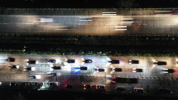 Foto udara sejumlah kendaraan melintas di ruas Jalan Tol Cikopo-Palimanan, Subang, Jawa Barat, Kamis (28/4/2022). Polri menerapkan kebijakan jalur satu arah atau 'one way' dan ganjil genap pada arus mudik H-4 Lebaran 2022 mulai ruas Tol Jakarta-Cikampek kilometer 47 hingga Tol Kalikangkung kilometer 414 guna mengurai kemacetan kendaraan para pemudik dan tidak akan ada sanksi bagi pengendara yang melintas di tol di luar ketentuan khusus pelat nomor polisi ganjil atau genap. Pengendara hanya diarahkan untuk keluar dari gerbang tol. ANTARA FOTO/M Risyal Hidayat/tom.
