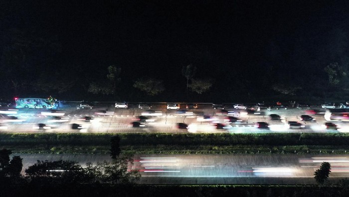 Foto Udara Tol Cikopo-Palimanan Malam Ini Foto udara sejumlah kendaraan melintas di ruas Jalan Tol Cikopo-Palimanan, Subang, Jawa Barat, Kamis (28/4/2022). Polri menerapkan kebijakan jalur satu arah atau 'one way' dan ganjil genap pada arus mudik H-4 Lebaran 2022 mulai ruas Tol Jakarta-Cikampek kilometer 47 hingga Tol Kalikangkung kilometer 414 guna mengurai kemacetan kendaraan para pemudik dan tidak akan ada sanksi bagi pengendara yang melintas di tol di luar ketentuan khusus pelat nomor polisi ganjil atau genap. Pengendara hanya diarahkan untuk keluar dari gerbang tol. ANTARA FOTO/M Risyal Hidayat/tom.