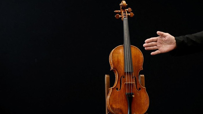 A rare 1736 violin by Italian luthier Guarneri del Gesu is displayed during a media preview at Aguttes auction house ahead of the violin's auction in Neuilly-sur-Seine, near Paris, France, April 26, 2022. Picture taken April 26, 2022. REUTERS/Benoit Tessier     TPX IMAGES OF THE DAY