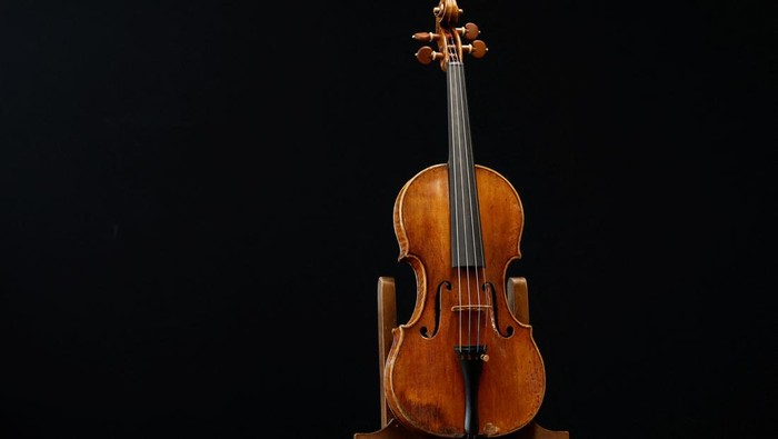 A rare 1736 violin by Italian luthier Guarneri del Gesu is displayed during a media preview at Aguttes auction house ahead of the violin's auction in Neuilly-sur-Seine, near Paris, France, April 26, 2022. Picture taken April 26, 2022. REUTERS/Benoit Tessier     TPX IMAGES OF THE DAY