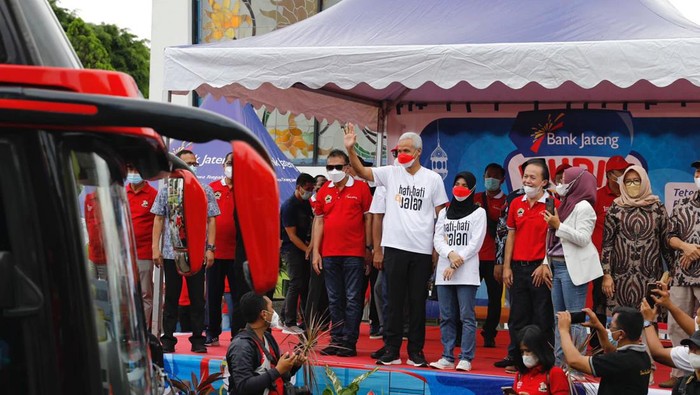 Ganjar Pranowo melepar pemudik ke Jawa Tengah.