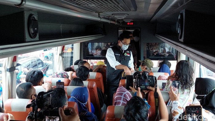 Gubernur Jabar Ridwan Kamil saat menyapa pemudik.