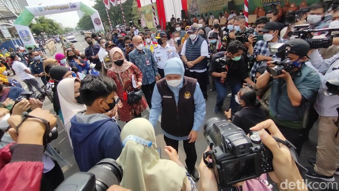 Gubernur Jatim, Khofifah Indar Parawansa memberikan bingkisan secara simbolis kepada para warga yang mengikuti mudik gratis di Frontage Ahmad Yani Surabaya, Kamis (28/4/2022).
