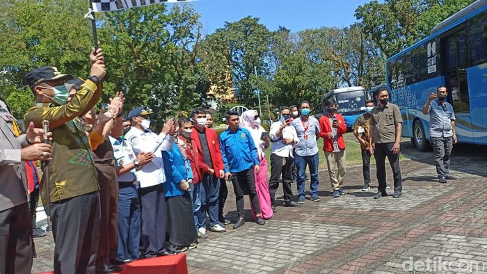 Gubernur Sulsel Andi Sudirman Sulaiman melepas peserta mudik gratis