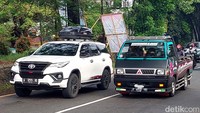 Tak hanya itu, keluar masuknya kendaraan dari kawasan pemukiman warga hingga rest area, memberikan pelambatan arus lalu lintas di jalan ini.