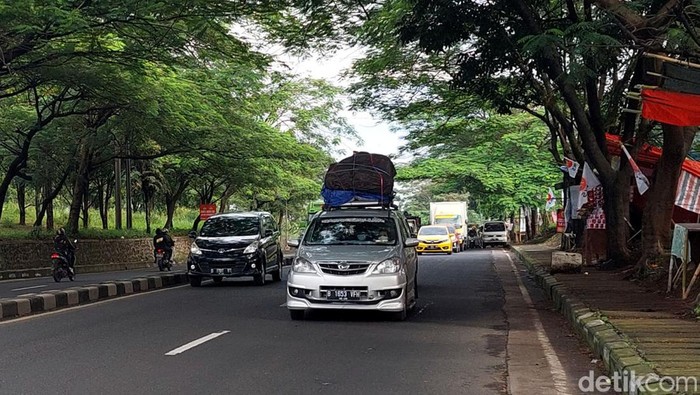 Kepadatan arus lalu lintas mulai terlihat di jalur mudik selatan Nagreg, Kabupaten bandung. Kepadatan itu terjadi pada H-4 lebaran. Ini penampakannya.