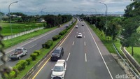 Lalu lintas di jalan tol tampak lancar.