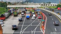 Begini suasana di Exit tol Cileunyi, Bandung, Jawa Barat, Kamis (28/4).