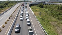 Antrean panjang kendaraan terlihat melintasi Gerbang Tol Kramasan, Sumatera Selatan.