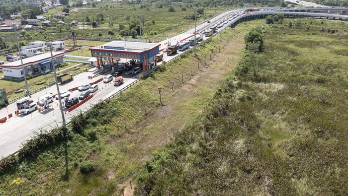 Antrean panjang kendaraan terlihat di Gerbang Tol Kramasan di Pemulutan, Ogan Ilir, Sumsel. Menjelang lebaran, arus mudik di ruas tol alami peningkatan.