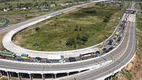 Penampakan antrean panjang kendaraan di Gerbang Tol Kramasan, Sumatera Selatan, menjelang lebaran.