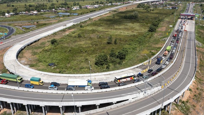 Antrean panjang kendaraan terlihat di Gerbang Tol Kramasan di Pemulutan, Ogan Ilir, Sumsel. Menjelang lebaran, arus mudik di ruas tol alami peningkatan.