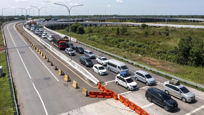 Antrean panjang kendaraan terlihat di Gerbang Tol Kramasan di Pemulutan, Ogan Ilir, Sumsel. Menjelang lebaran, arus mudik di ruas tol alami peningkatan.