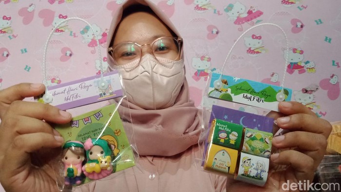 Pengusaha kue asal Klaten menunjukkan hasil produksi camilan cokelat yang dikemas untuk hamers lebaran, Kamis (28/4/2022).