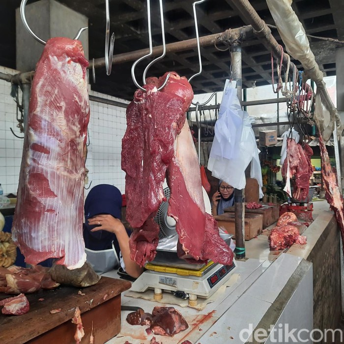 Harga daging sapi dan daging ayam potong di sejumlah pasar di Surabaya naik.