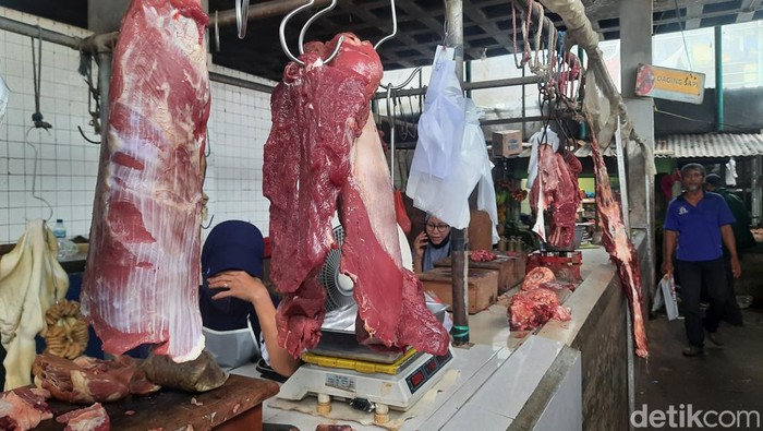 Harga daging sapi dan daging ayam potong di sejumlah pasar di Surabaya naik.
