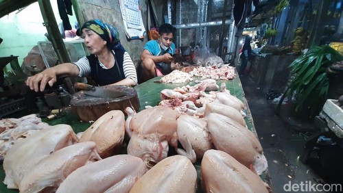 Harga daging sapi dan daging ayam potong di sejumlah pasar di Surabaya naik.