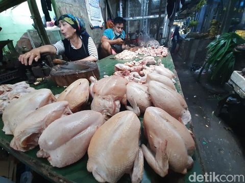 Harga daging sapi dan daging ayam potong di sejumlah pasar di Surabaya naik.