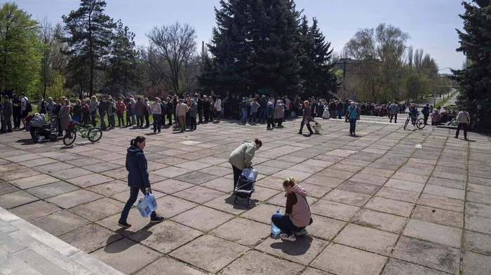 Imbas Perang, Kota di Ukraina Kini Krisis Air Local residents receive drinking water at a distribution centre in Toretsk, eastern Ukraine, Monday, April 25, 2022. Toretsk residents have had no access to water for more than two months because of the war. (AP Photo/Evgeniy Maloletka)