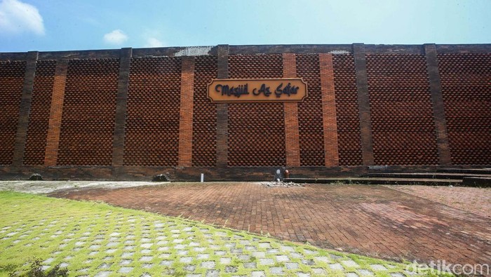 Masjid di Rest Area KM 260B Banjaratma di Tol Pejagan-Pemalang, Jawa Tengah, ini sangat unik. Di balik tumpukan batu bata, terdapat masjid yang luar biasa.