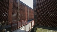 Masjid ini sungguh unik karena tidak memiliki kubah seperti masjid-masjid lainnya. Ternyata desainnya terinspirasi dari masjid di Timur Tengah dan nusantara.