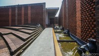 Di Mesir dan Istanbul model masjid dari batu bata sudah ada sejak zaman kuno. Perkawinan budaya Indonesia terlihat dari penggunaan bata merah peninggalan Sunan di Jawa Barat. Di Cirebon sendiri sangat lumrah bangunan dengan pagar batu bata merah.