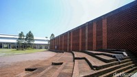 Hal lain yang tak terlihat dari masjid ini adalah menara di dalamnya. Ada alasan khusus mengapa masjid ini tidak menggunakan menara.