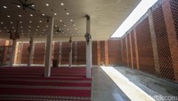 Berada di kawasan yang rentan dengan fenomena angin kumbang, peniadaan menara dilakukan. Khawatir menara roboh dan memakan korban jemaah yang sedang berada di masjid.