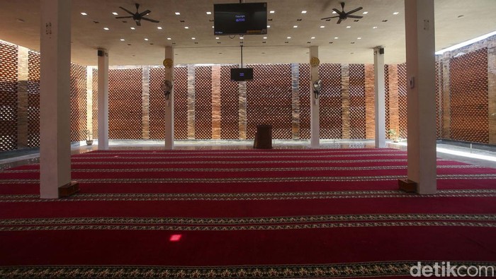 Masjid di Rest Area KM 260B Banjaratma di Tol Pejagan-Pemalang, Jawa Tengah, ini sangat unik. Di balik tumpukan batu bata, terdapat masjid yang luar biasa.