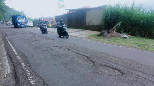 Potret kondisi jalan raya di Kintamani, Bangli yang berlubang.