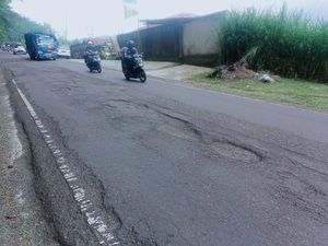 Ruas Jalan Raya Kintamani Berlubang, Bahayakan Pengendara
