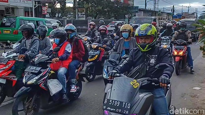Pemudik mulai memadati Jalan Raya Cinunuk-Cileunyi, Kabupaten Bandung. Kendaraan didominasi oleh pemudik bermotor.