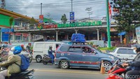 Kendaraan semakin tersendat di wilayah tersebut saat jelang berbuka puasa.