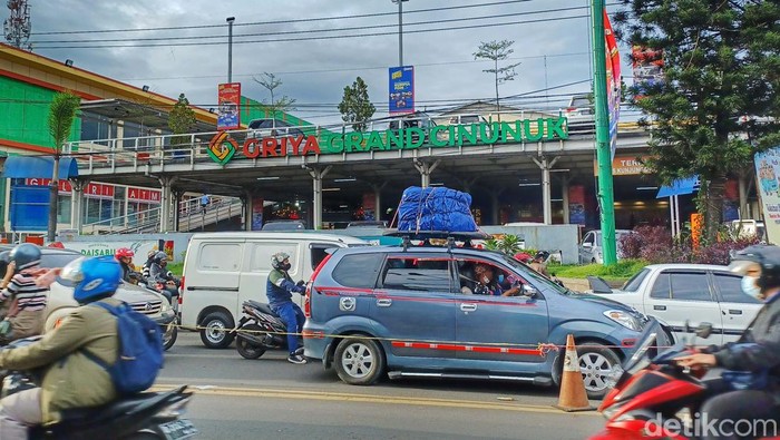 Pemudik mulai memadati Jalan Raya Cinunuk-Cileunyi, Kabupaten Bandung. Kendaraan didominasi oleh pemudik bermotor.