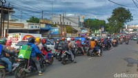 Pantauan detikJabar, sejumlah kendaraan roda dua dan roda empat mulai melintasi kawasan Cinunuk-Cileunyi.