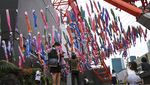 Wow, Puluhan Ikan Koi Beterbangan di Langit Jepang