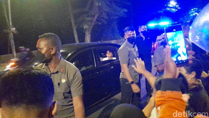 Jokowi bagi-bagi uang dan sembako di Bogor
