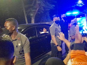 Jokowi Bagi-bagi Uang hingga Sembako di Bogor Malam Ini