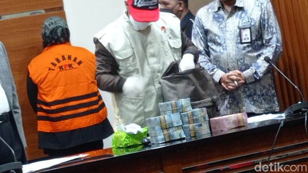 Tumpukan Duit Disita KPK dari OTT Bupati Bogor Ade Yasin
