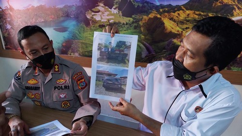 Dir Reskrimsus Polda NTT, Kombes Pol Noviana menujukkan foto mobil pick up dan BBM jenis minyak tanah bersubsidi yang berhasil diamankan di Kabupaten TTU di Mako Polda NTT, Kamis (28/4/2022).