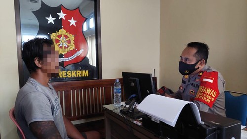 Kapolsek Kediri Kompol Kadek Ardika saat menginterogasi MAP, yang dilaporkan karena diduga mengancam sekitar sepuluh tetangganya.