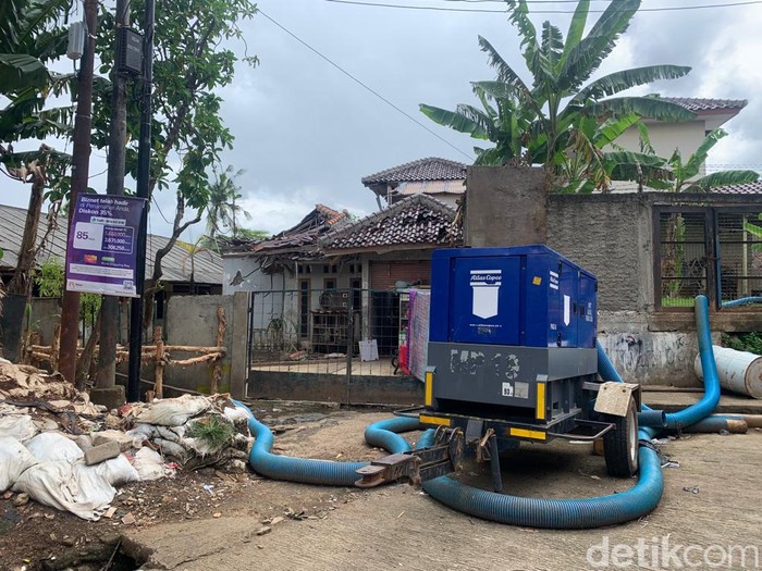 Kayu-kayu penyangga kisdam atau kolam olakan sementara pencegah banjir Jl Haji Dogol, Pondok Bambu, Duren Sawit, Jaktim, 28 April 2022. (Mulia Budi/detikcom)