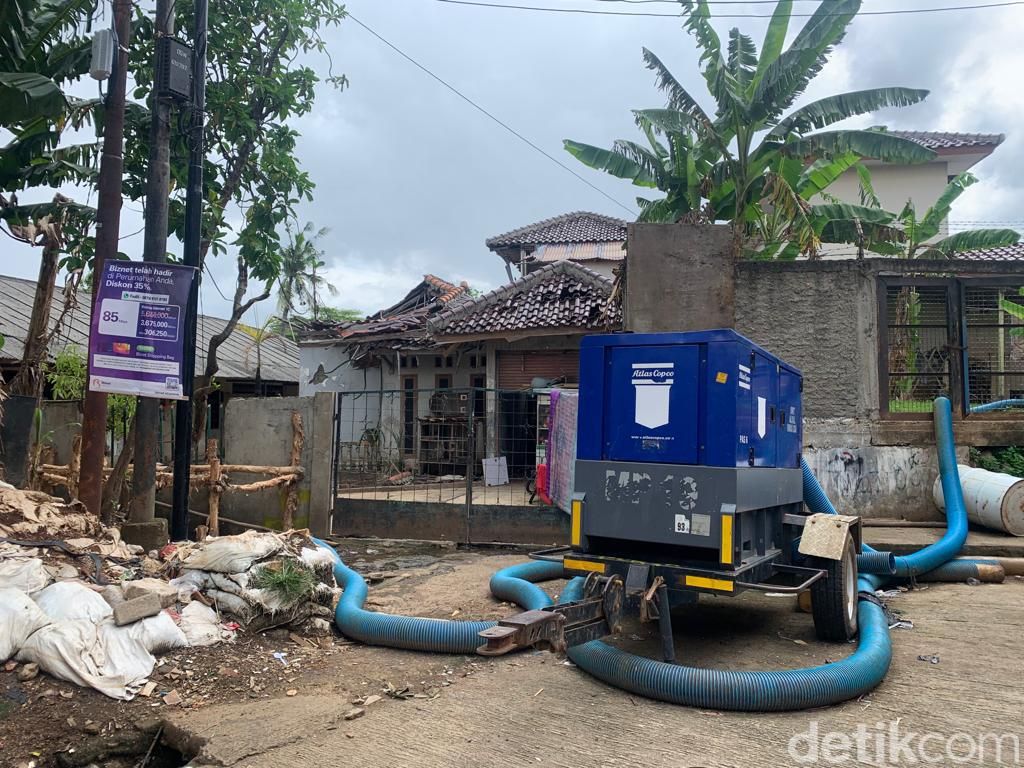Kayu-kayu penyangga kisdam atau kolam olakan sementara pencegah banjir Jl Haji Dogol, Pondok Bambu, Duren Sawit, Jaktim, 28 April 2022. (Mulia Budi/detikcom)