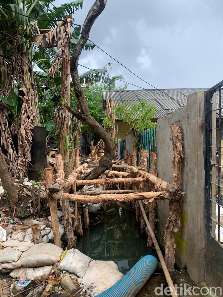 Kayu-kayu penyangga kisdam atau kolam olakan sementara pencegah banjir Jl Haji Dogol, Pondok Bambu, Duren Sawit, Jaktim, 28 April 2022. (Mulia Budi/detikcom)
